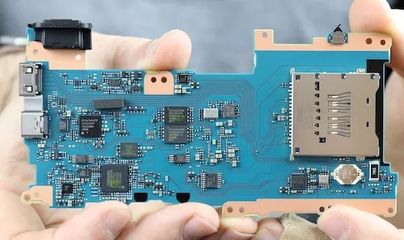 拆解佳能EOS R PCB电路板上的“小秘密”如何点燃摄影未来的期待